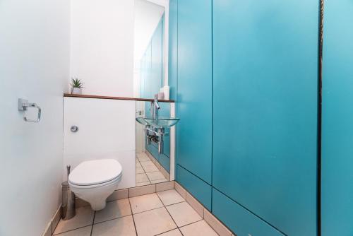 Ett badrum på Newcastle Penthouse - Sleeps 8 - City Centre - Free Parking - City Views
