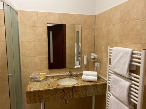 a bathroom with a sink and a mirror at Hotel City Inn Hamburg-Mitte in Hamburg