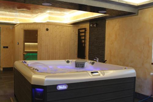 een groot bad in een kamer bij u kowola in Szaflary