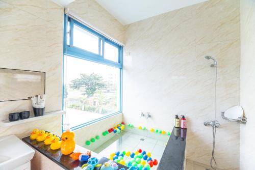 花蓮市的住宿－心海民宿，浴室设有水槽和一个带球的淋浴间。