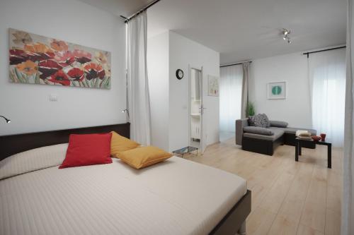 ein Schlafzimmer mit einem Bett und ein Wohnzimmer in der Unterkunft Apartments Antons in Pula