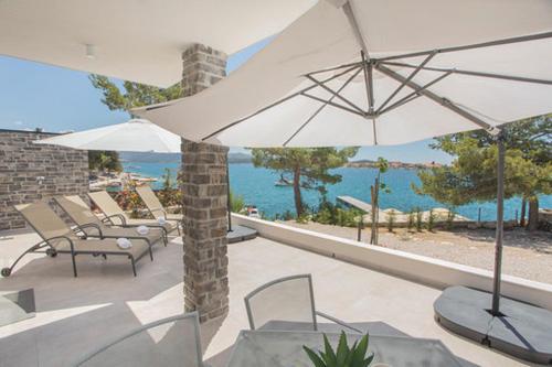 Gallery image of Pansion Zlatna ribica in Brodarica