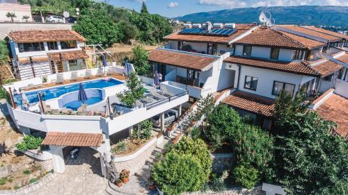 - une vue aérienne sur une maison avec une piscine dans l'établissement Bivalvia Apartments, à Ulcinj