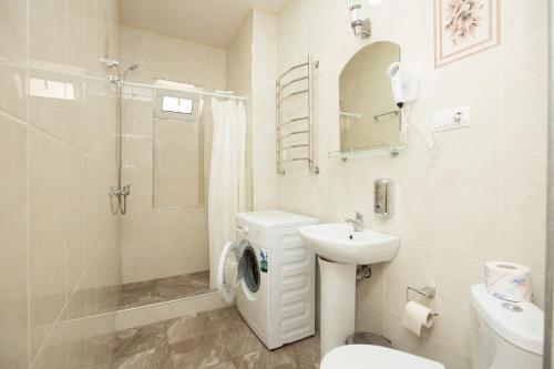 uma casa de banho com um lavatório, um WC e um chuveiro em Hostel Teplo em Sochi