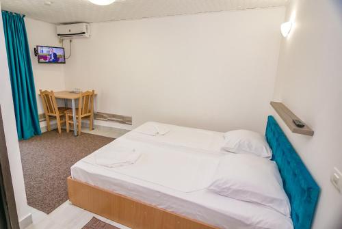 ジュピテルにあるCasa Amurの小さなベッドルーム(ベッド1台、テーブル付)