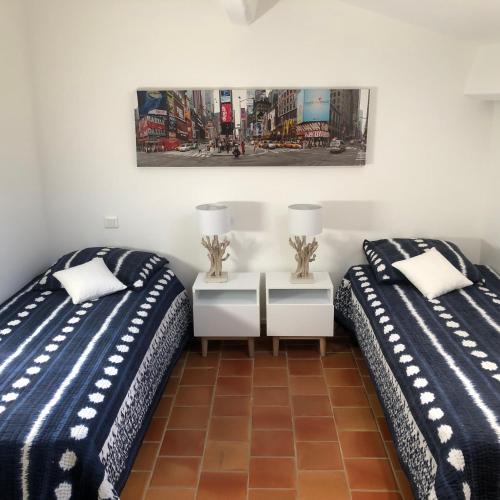 deux lits côte à côte dans une pièce dans l'établissement RAMATUELLE SAINT TROPEZ, en front de mer, à Ramatuelle