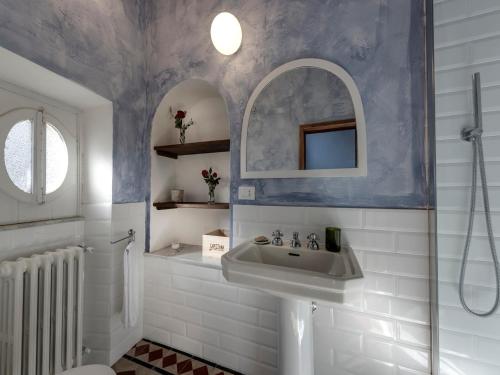 卡爾米尼亞諾的住宿－Agriturismo La Fattoria di Capezzana，一间带水槽和镜子的浴室