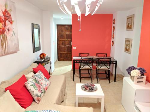 uma sala de estar com um sofá e uma mesa em Casa Charo em Santa Cruz de la Palma