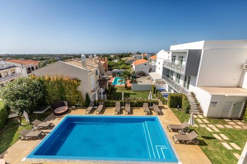 Výhled na bazén z ubytování Boutique & Villas Boliqueime nebo okolí
