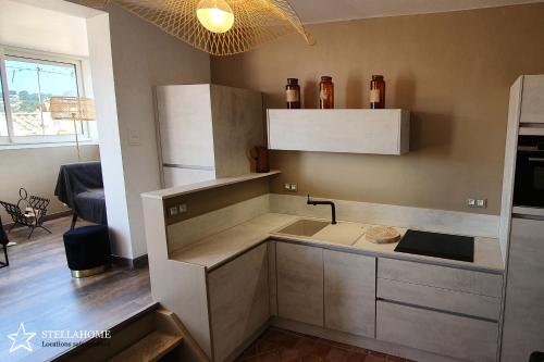 een keuken met een wastafel en een aanrecht bij StellaHome - Sur Les Toits in Sanary-sur-Mer
