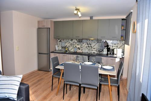 eine Küche mit einem Tisch und Stühlen im Zimmer in der Unterkunft New Fortress Corfu Apartment in Korfu-Stadt