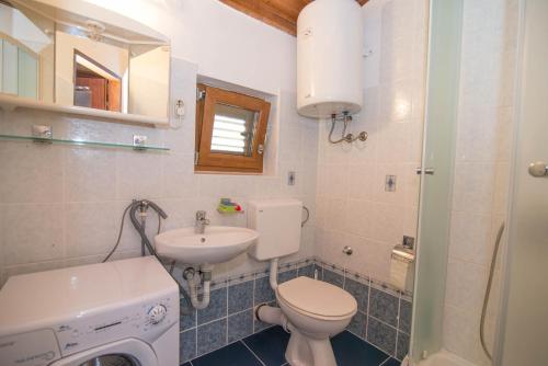 La petite salle de bains est pourvue de toilettes et d'un lavabo. dans l'établissement House Jasna Punta Kriza, à Punta Križa