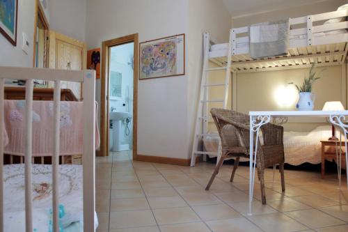 a room with a bunk bed and a table and chairs at Masseria Fontana dei Fieri in Pietrelcina