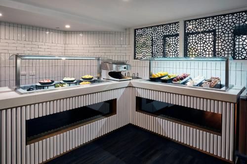 eine Küche mit einem Buffet mit Speisen in der Unterkunft Daydream Island Resort in Daydream Island