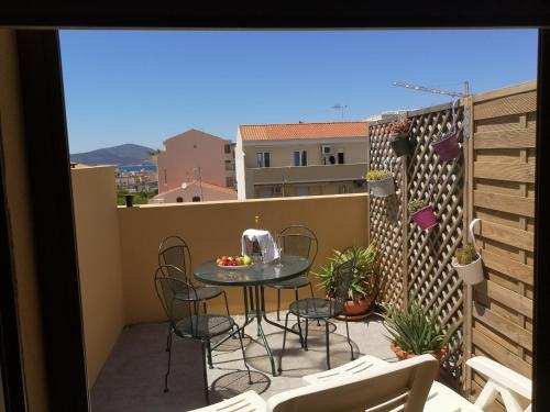 a patio with a table and chairs on a balcony at B&B La Terrazza in Alghero