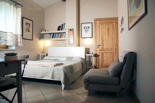 ピエトレルチーナにあるMasseria Fontana dei Fieriのベッドルーム1室(ベッド1台、椅子付)