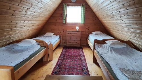 เตียงในห้องที่ Domek Wakacyjny Kacperek Drewniany