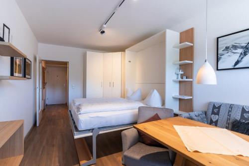 een kleine kamer met een bed en een tafel bij Ferienwohnung I. Benne in Oberstdorf