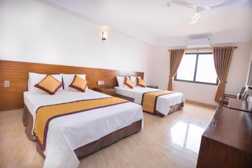 เตียงในห้องที่ Khách sạn Tú Phương - Hải Tiến