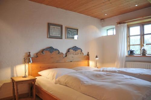 a bedroom with two beds and a wooden headboard at Das Kätnerhaus Nordsee in Langenhorn