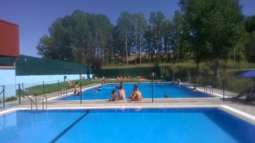 un grupo de personas en una piscina en Casa Rural 1904, en Tubilla del Lago