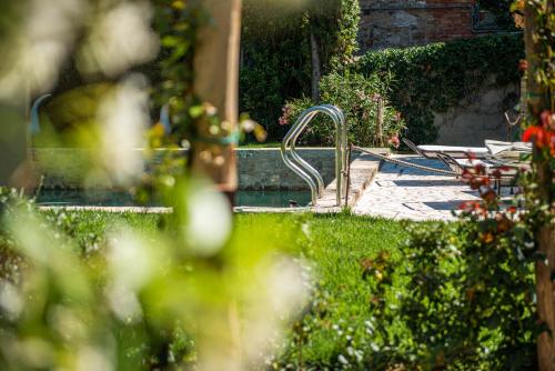 a kitchen sink in a garden with a garden sidx sidx at PALAZZO DEL CAPITANO Wellness & Relais - Luxury Borgo Capitano Collection in San Quirico dʼOrcia