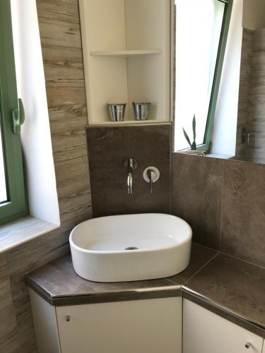 La salle de bains est pourvue d'un lavabo blanc sur un comptoir. dans l'établissement Santa Venera Home, à Marsala