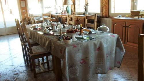 - une table à manger avec un chiffon de table blanc dans l'établissement Passion Et Terroir, à Mardeuil