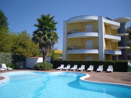 um hotel com piscina em frente a um edifício em Residence Il Triangolo em Roseto degli Abruzzi