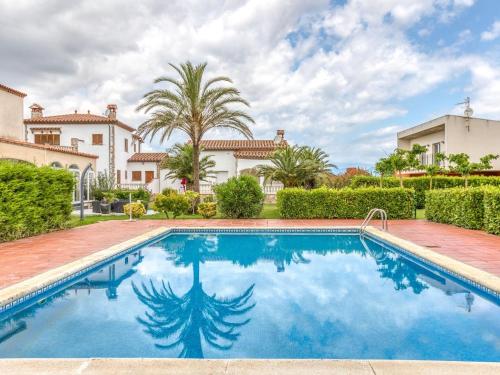 Ground floor apartment with large garden and shared swimming ...