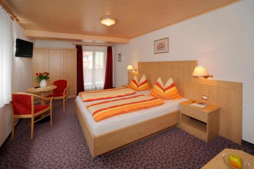 Una cama o camas en una habitación de Alpshotel Bergland