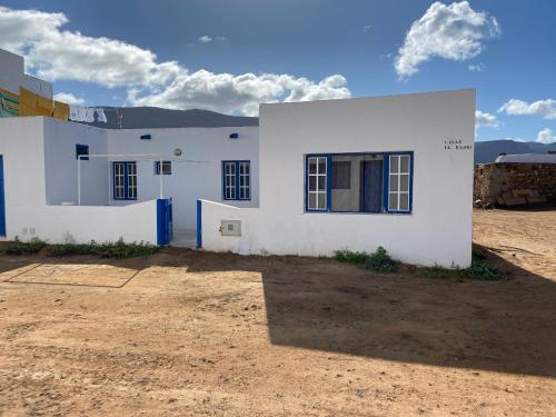 a white house in the middle of a dirt field at Apt de Marsita-Bajío,8 in Caleta de Sebo