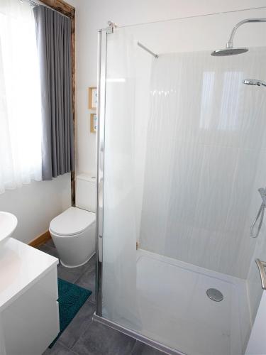 a bathroom with a shower and a toilet at Je T'aime Porto Sweet Rooms in Vila Nova de Gaia