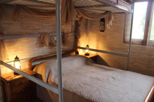 卡拉夫里塔的住宿－Mountain Memories，一间卧室配有两张双层床。