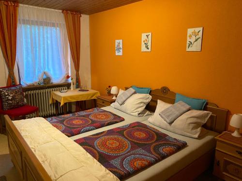 Un pat sau paturi într-o cameră la Pension Waldblick