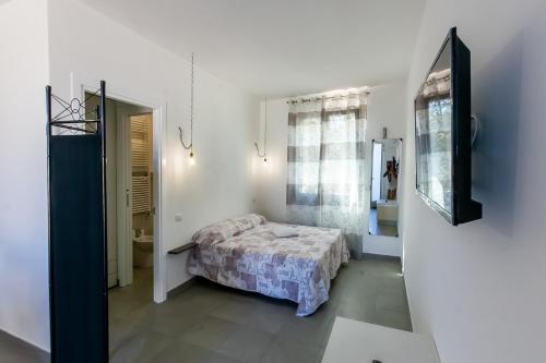 a bedroom with a bed in a white room at aestatisdomus in Uggiano la Chiesa