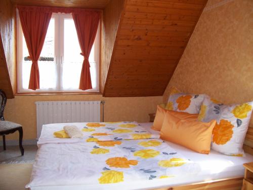 a large bed in a room with a window at Haus Martha in Balatonudvari