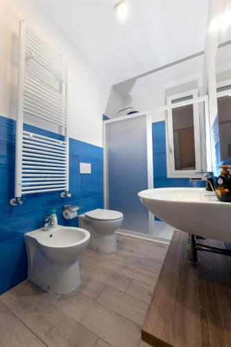 a bathroom with two toilets and a sink and a tub at aestatisdomus in Uggiano la Chiesa