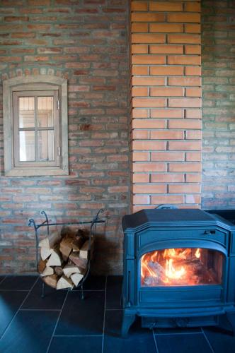 a blue fireplace in a room with a window at Kaluri puhkemaja in Pärna