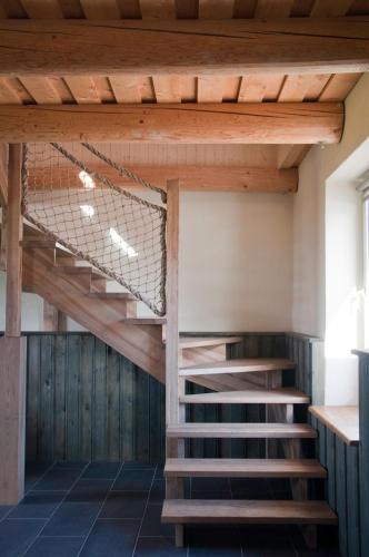 a staircase in a gym with a wooden ceiling at Kaluri puhkemaja in Pärna