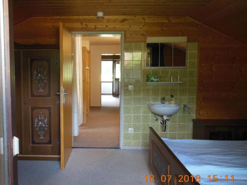 baño con lavabo y espejo en una habitación en Ferienwohnungen Josef & Karin Ketterl, en Sachrang