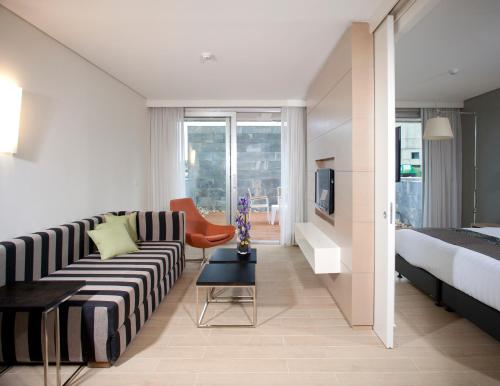 Ein Bett oder Betten in einem Zimmer der Unterkunft West All Suites Hotel Ashdod