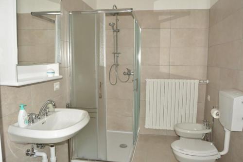 a bathroom with a sink and a toilet and a shower at Giardino delle Ortensie in Cannobio