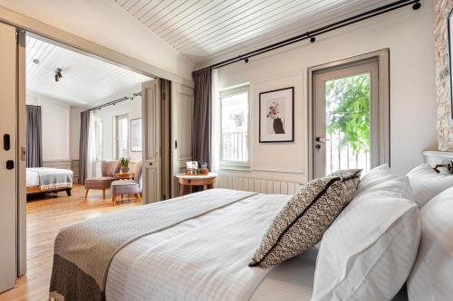 Un dormitorio con una gran cama blanca en una habitación. en World House Boutique Hotel Galata, en Estambul