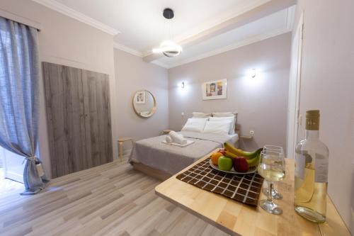 Кровать или кровати в номере Plato's Square Apartments