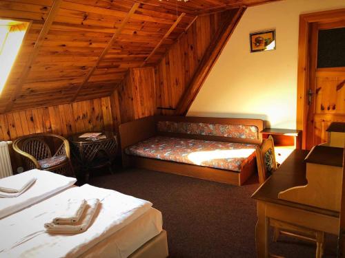 Кровать или кровати в номере Hostinec Selský dvůr