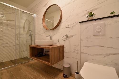 Ένα μπάνιο στο Luxury Apartments La Perla