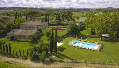 モンテローニ・ダルビアにあるvilla San Fabiano with heated poolのスイミングプール付きの家屋の空中ビュー