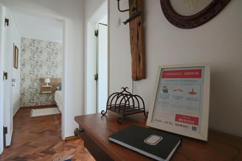 a room with a table with a sign on it at Apartamento de charme in Cascais