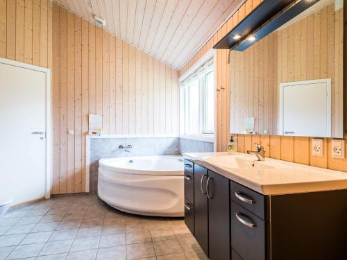 Holiday home Fanø CXXX tesisinde bir banyo